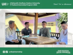 M. Akil dan tiga mahasiswa lainnya duduk bersama di luar ruangan saat mengikuti program internship di Krabi, Thailand.