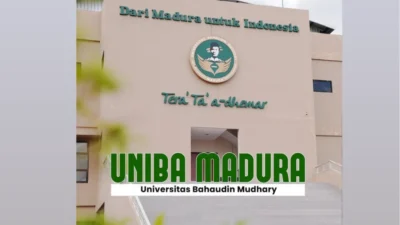 Gedung utama Universitas Bahaudin Mudhary (UNIBA) Madura dengan tulisan "Dari Madura untuk Indonesia" di bagian atas, logo universitas, dan tulisan "Tera' Ta' a-dhanar". Di bagian bawah gambar terdapat logo besar "UNIBA MADURA" dan teks "Universitas Bahaudin Mudhary".