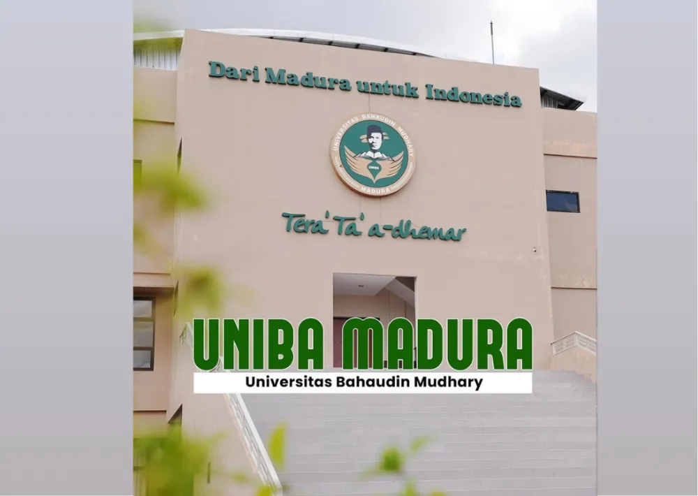 Gedung utama Universitas Bahaudin Mudhary (UNIBA) Madura dengan tulisan "Dari Madura untuk Indonesia" di bagian atas, logo universitas, dan tulisan "Tera' Ta' a-dhanar". Di bagian bawah gambar terdapat logo besar "UNIBA MADURA" dan teks "Universitas Bahaudin Mudhary".