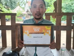 Ahmad Fawaid menerima penghargaan sebagai Pemenang Problem Account Office FTE tingkat Regional Jawa Timur dari Adira Finance.