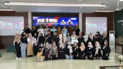 Peserta dan pemateri seminar “Speak to Impact” berpose bersama di UNISMA Malang