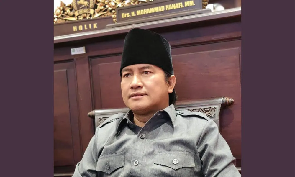 Anggota DPRD Sumenep Akhmadi Yazid menyampaikan sikap menolak survei seismik migas di Kangean