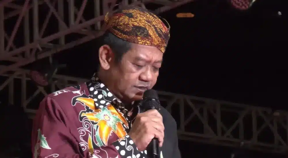 Kepala Disperkimhub Sumenep, Yayak Nurwahyudi, menyampaikan sambutan Bupati pada pembukaan Madura Night Vaganza 2025 di GOR Sumenep.