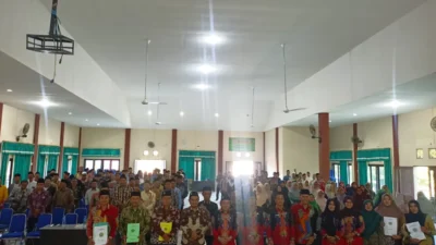 “Kepala Kemenag Sumenep Abdul Wasid menyampaikan arahan kepada seluruh kepala madrasah dalam kegiatan sosialisasi SE Nomor 11 Tahun 2025 di Aula Al-Ikhlas.”