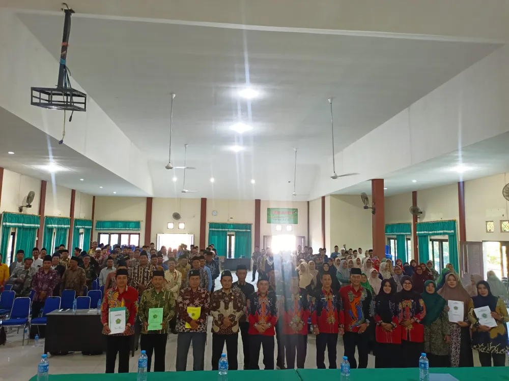 “Kepala Kemenag Sumenep Abdul Wasid menyampaikan arahan kepada seluruh kepala madrasah dalam kegiatan sosialisasi SE Nomor 11 Tahun 2025 di Aula Al-Ikhlas.”