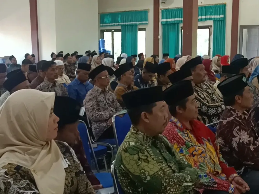 “Para kepala madrasah dari berbagai jenjang mengikuti sosialisasi Surat Edaran Nomor 11 Tahun 2025 di Aula Al-Ikhlas Kemenag Sumenep.”