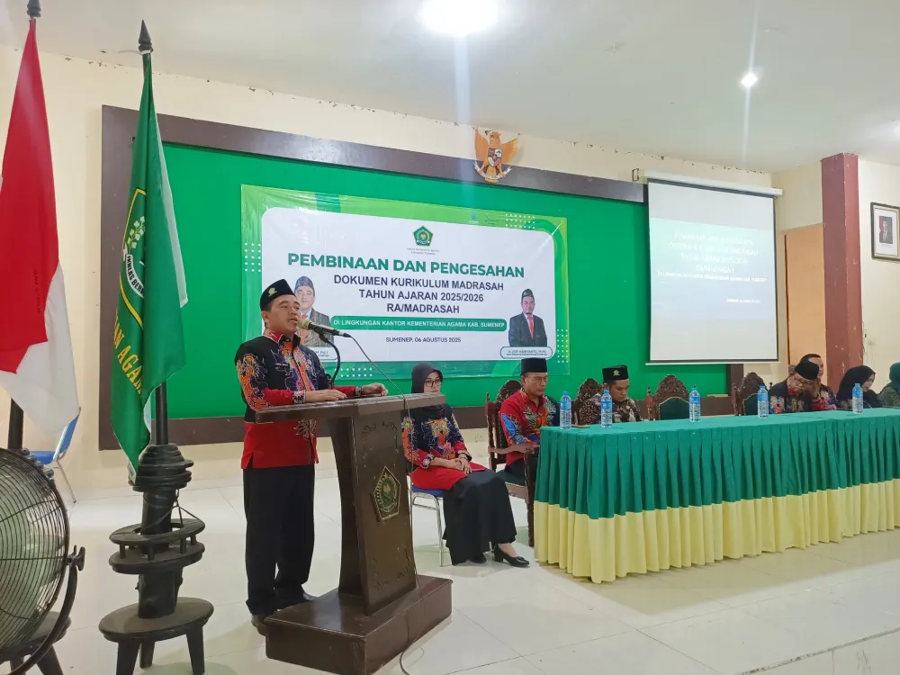 “Suasana kegiatan pembinaan dan pengesahan dokumen kurikulum madrasah tahun ajaran 2025/2026 di lingkungan Kemenag Kabupaten Sumenep.”