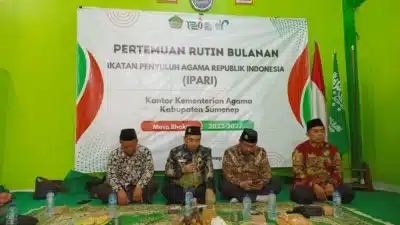 Kepala Kemenag Sumenep, H. Abdul Wasid, memberikan pengarahan kepada Penyuluh Agama dalam pertemuan IPARI di Kantor MWC NU Kecamatan Kota Sumenep.