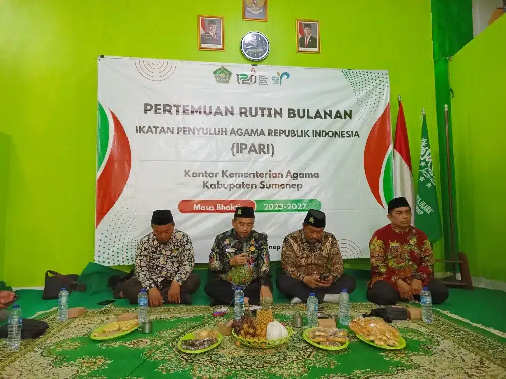 Kepala Kemenag Sumenep, H. Abdul Wasid, memberikan pengarahan kepada Penyuluh Agama dalam pertemuan IPARI di Kantor MWC NU Kecamatan Kota Sumenep.