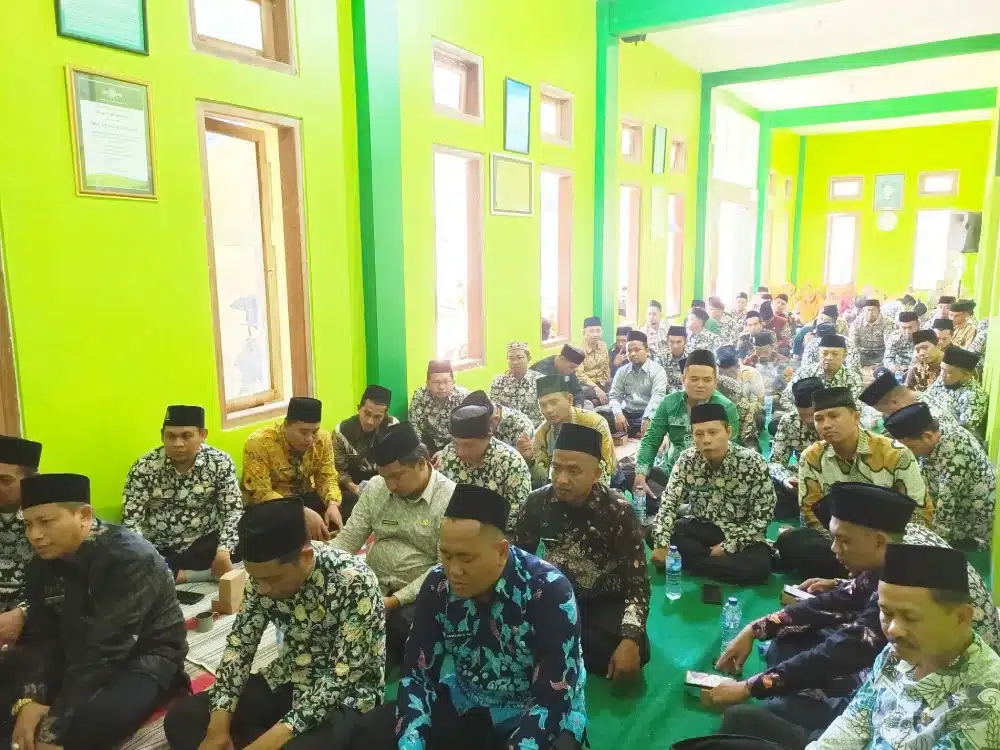 Suasana pertemuan rutin IPARI Sumenep di Kantor MWC NU Kecamatan Kota Sumenep, dihadiri Kepala Kemenag, Kasi Bimas, dan para Penyuluh Agama.
