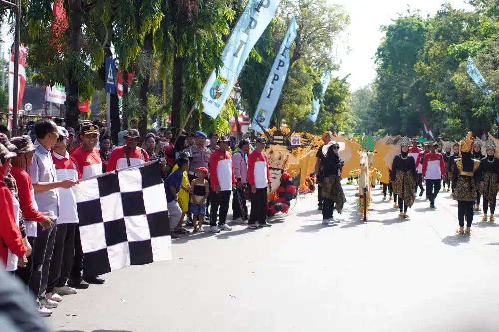 Pelajar Sumenep mengayuh sepeda hias dengan ornamen garuda putih dalam pawai HUT RI ke-80 yang dipadati ribuan warga.