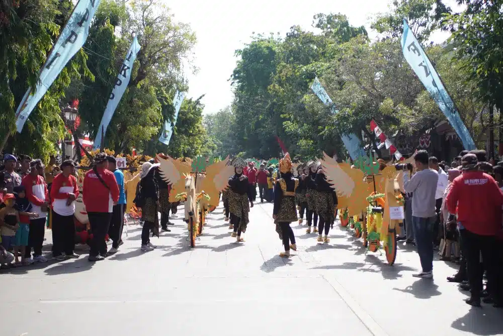 Pawai sepeda hias dengan ornamen garuda putih dalam pawai HUT RI ke-80 yang dipadati ribuan warga.