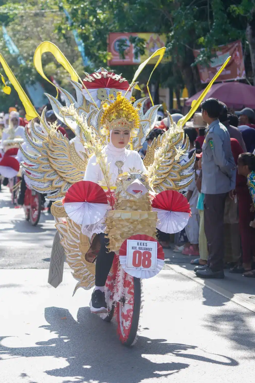 Pelajar Sumenep mengayuh sepeda hias dengan ornamen garuda putih dalam pawai HUT RI ke-80 yang dipadati ribuan warga.