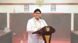 Bupati Sumenep Achmad Fauzi Wongsojudo memimpin rapat penetapan TIHT 2025 bersama DKUPP, asosiasi, petani, dan pabrikan di ruang Arya Wiraraja.