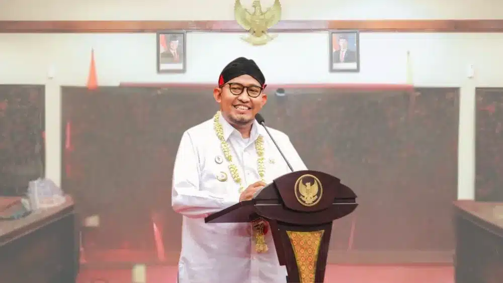 Bupati Sumenep Achmad Fauzi Wongsojudo memimpin rapat penetapan TIHT 2025 bersama DKUPP, asosiasi, petani, dan pabrikan di ruang Arya Wiraraja.
