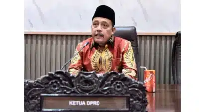 Ketua DPRD Kabupaten Sumenep, H. Zainal Arifin bersama peserta saat kegiatan donor darah di Kantor DPRD Sumenep.