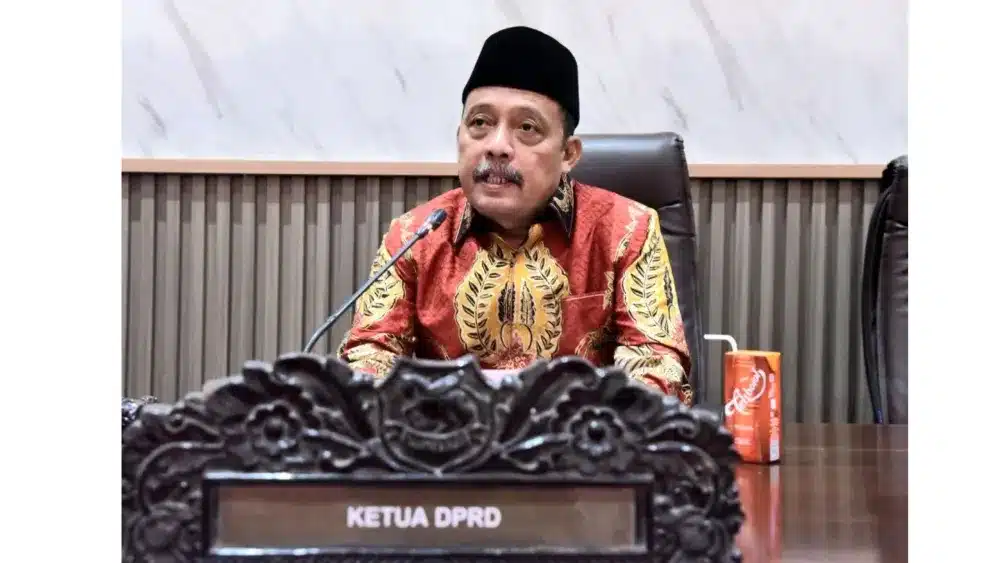Ketua DPRD Kabupaten Sumenep, H. Zainal Arifin bersama peserta saat kegiatan donor darah di Kantor DPRD Sumenep.