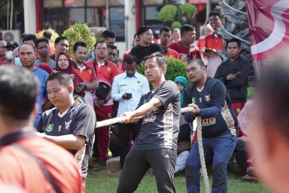 Lomba Tarik Tambang oleh Pemkab Sumenep untuk meriahkan HUT RI ke-80