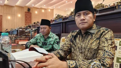 Politisi Fraksi PKB Akhmadi Yasid dan Rasidi berpose bersama dalam sebuah kesempatan.
