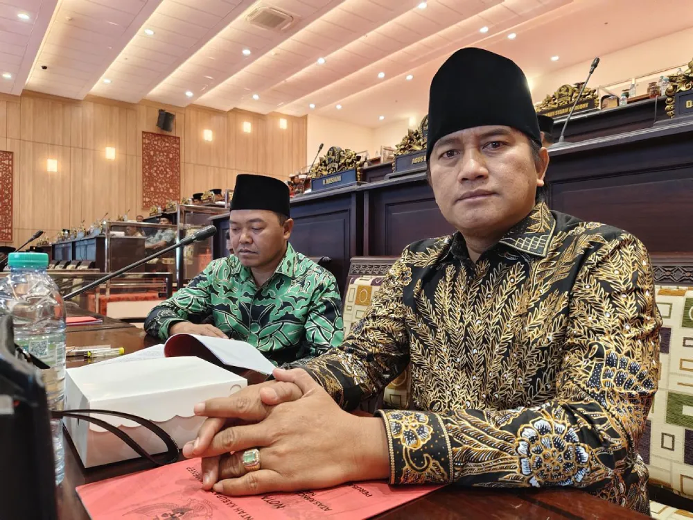 Politisi Fraksi PKB Akhmadi Yasid dan Rasidi berpose bersama dalam sebuah kesempatan.