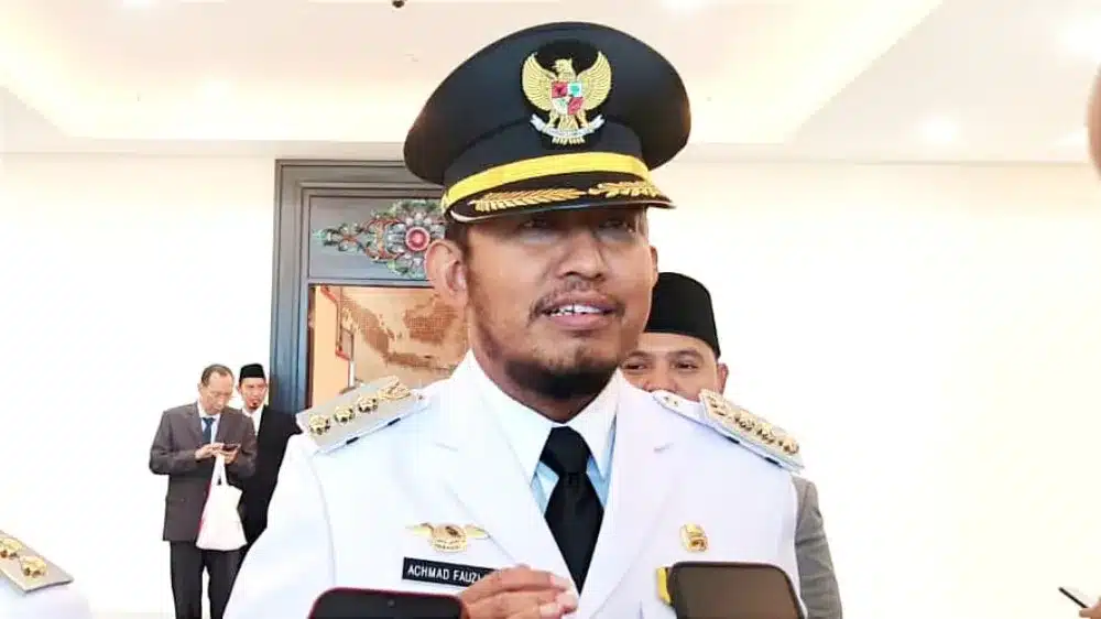 Bupati Sumenep Achmad Fauzi Wongsojudo memberikan keterangan pers terkait rencana rapat khusus untuk bersih-bersih BUMD.