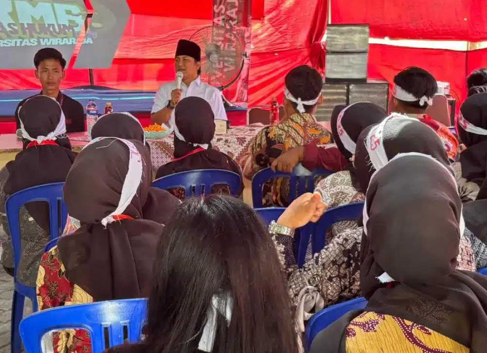 Politisi PKB Akhmadi Yasid saat menjadi pembicara dalam PKKMB Fakultas Hukum Unija Sumenep