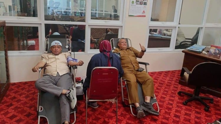 Ketua DPRD Sumenep H. Zainal Arifin bersama peserta saat kegiatan donor darah di Kantor DPRD Sumenep.