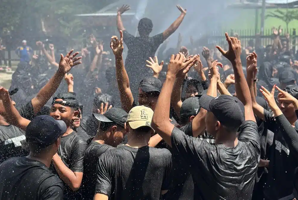 Mahasiswa baru UNIBA Madura mengikuti tradisi penyiraman sebagai simbol semangat baru dalam pengukuhan Bahaudin Muda 2025.