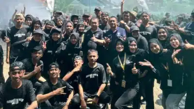 Mahasiswa baru UNIBA Madura mengikuti tradisi penyiraman sebagai simbol semangat baru dalam pengukuhan Bahaudin Muda 2025.