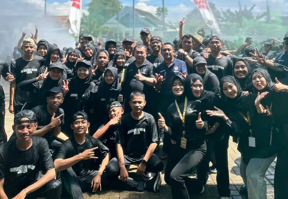 Mahasiswa baru UNIBA Madura mengikuti tradisi penyiraman sebagai simbol semangat baru dalam pengukuhan Bahaudin Muda 2025.