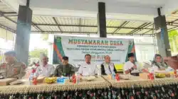 Anggota DPRD Sumenep Akhmadi Yasid memberikan arahan pada Musdes di Kecamatan Bluto.