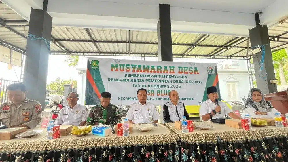 Anggota DPRD Sumenep Akhmadi Yasid memberikan arahan pada Musdes di Kecamatan Bluto.