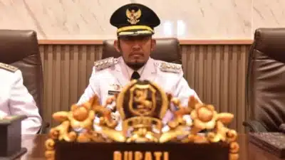Bupati Sumenep Achmad Fauzi Wongsojudo memberikan keterangan pers terkait rencana rapat khusus untuk bersih-bersih BUMD.