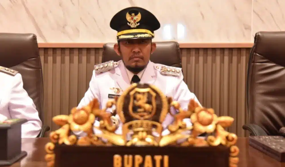 Bupati Sumenep Achmad Fauzi Wongsojudo memberikan keterangan pers terkait rencana rapat khusus untuk bersih-bersih BUMD.