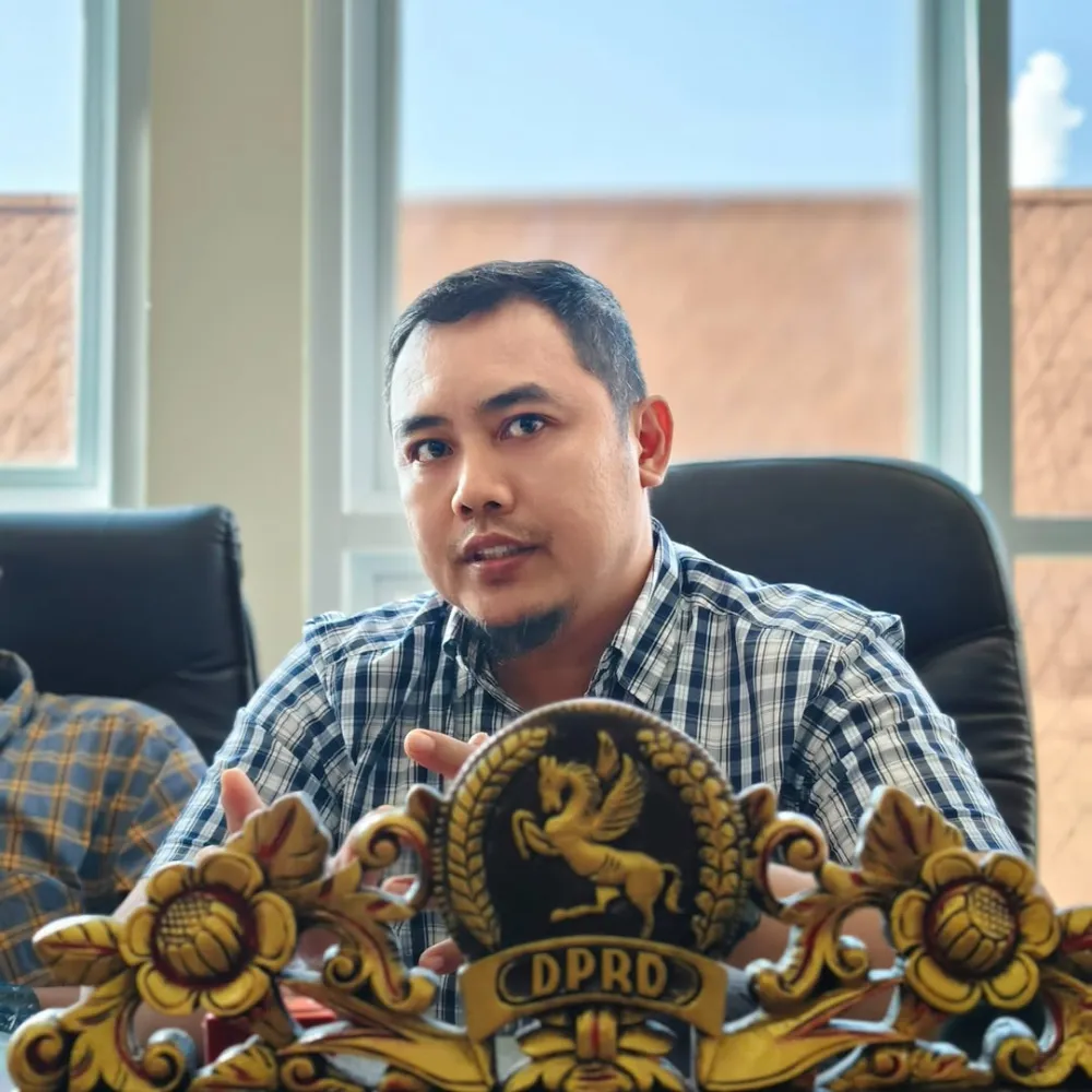 Sekretaris Komisi III DPRD Sumenep, Wiwid Harjo Yudanto, menyampaikan keterangan terkait jadwal pembahasan dan agenda dewan.