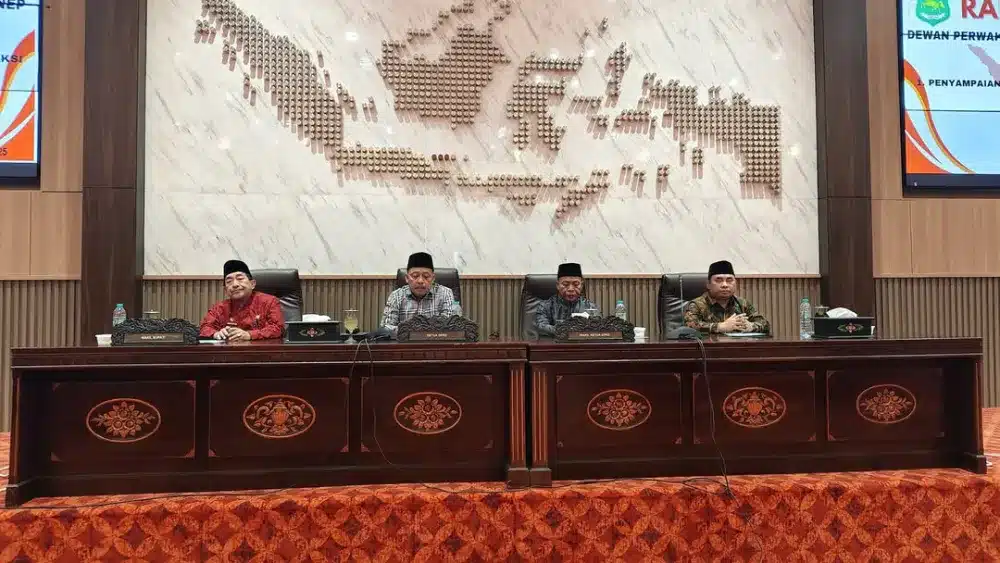 Pimpinan DPRD Sumenep memimpin jalannya Rapat Paripurna di ruang sidang utama.