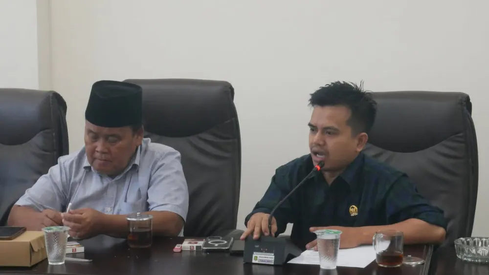 Wakil Ketua Komisi I DPRD Sumenep, Saipur Rahman, memberikan keterangan kepada wartawan terkait pembahasan program bersama mitra kerja.