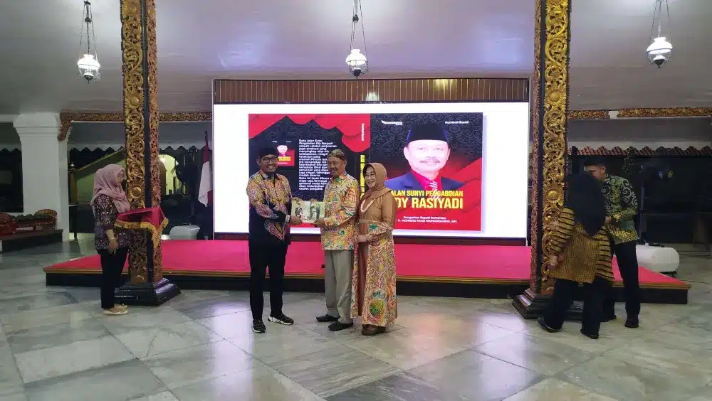 Bupati Sumenep menyerahkan foto kenangan sumpah jabatan Sekda Edi Rasiyadi didampingi istrinya Hj. Khusnul Khatimah.