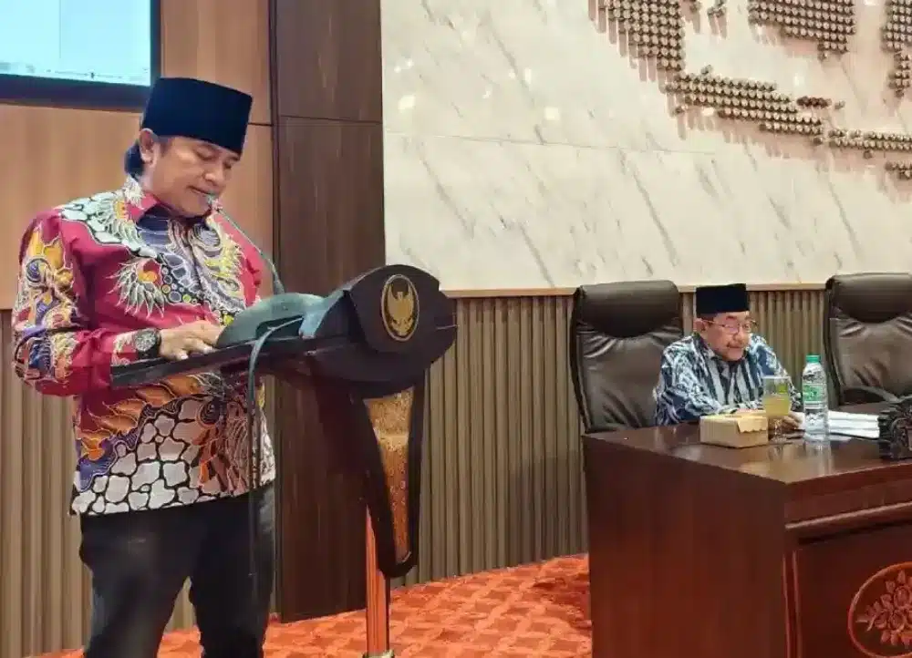 Anggota DPRD Sumenep, Akhmadi Yasid, saat menghadiri Rapat Paripurna membahas APBD 2026.