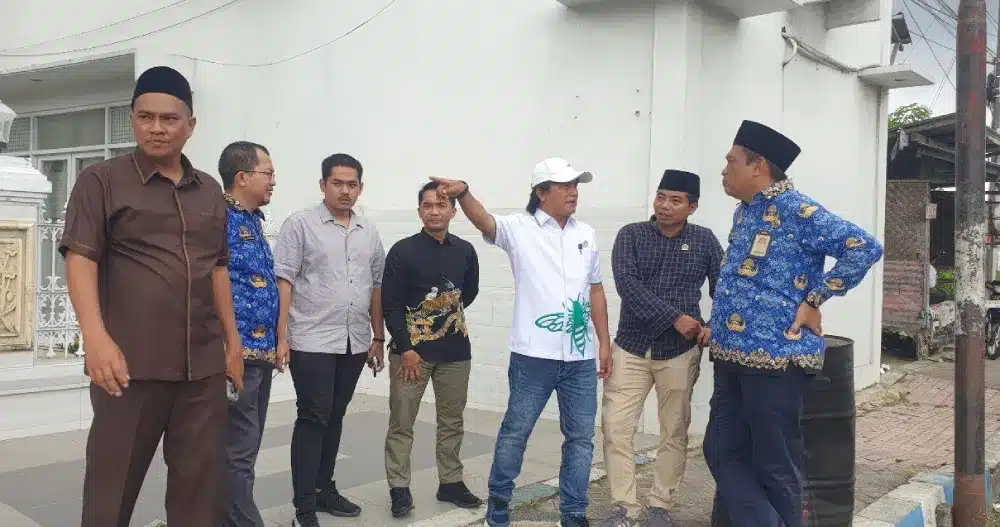 Ketua dan anggota Komisi III DPRD Sumenep saat menyampaikan komitmen mengawal pembangunan infrastruktur di Kota Sumekar demi pemerataan dan keadilan bagi masyarakat.