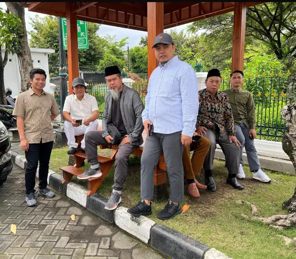 Ketua dan anggota Komisi III DPRD Sumenep saat menyampaikan komitmen mengawal pembangunan infrastruktur di Kota Sumekar demi pemerataan dan keadilan bagi masyarakat.