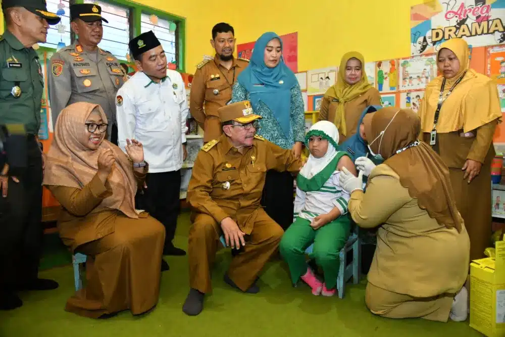 Pemkab Sumenep, Wakil Bupati Sumenep, KH Imam Hasyim, meninjau pelaksanaan imunisasi massal campak di sekolah bersama tenaga kesehatan.