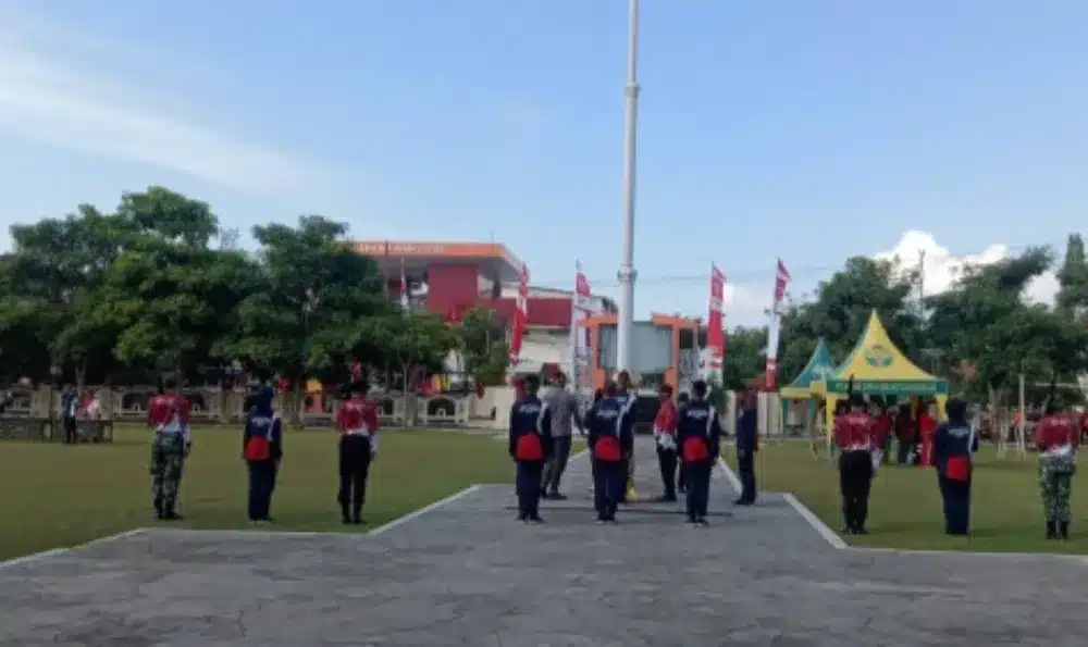 AKP Moh Abdul Kohar memimpin latihan Paskibraka Sumenep di halaman Pemkab jelang upacara 17 Agustus.