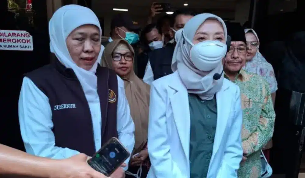 Gubernur Jawa Timur Khofifah Indar Parawansa berbicara didampingi tenaga medis saat kunjungan ke RSUD dr. H. Moh. Anwar Sumenep untuk meninjau penanganan kasus campak.