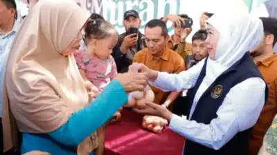 “Gubernur Jawa Timur Khofifah Indar Parawansa meninjau pelaksanaan pasar murah di Pendopo Kabupaten Sumenep bersama warga yang membeli kebutuhan pokok dengan harga terjangkau.”