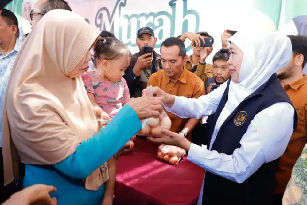 “Gubernur Jawa Timur Khofifah Indar Parawansa meninjau pelaksanaan pasar murah di Pendopo Kabupaten Sumenep bersama warga yang membeli kebutuhan pokok dengan harga terjangkau.”