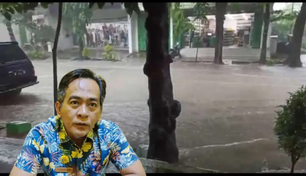 Petugas DLH Sumenep memangkas dahan pohon besar di pinggir jalan kota sebagai langkah antisipasi pohon tumbang menjelang musim penghujan.
