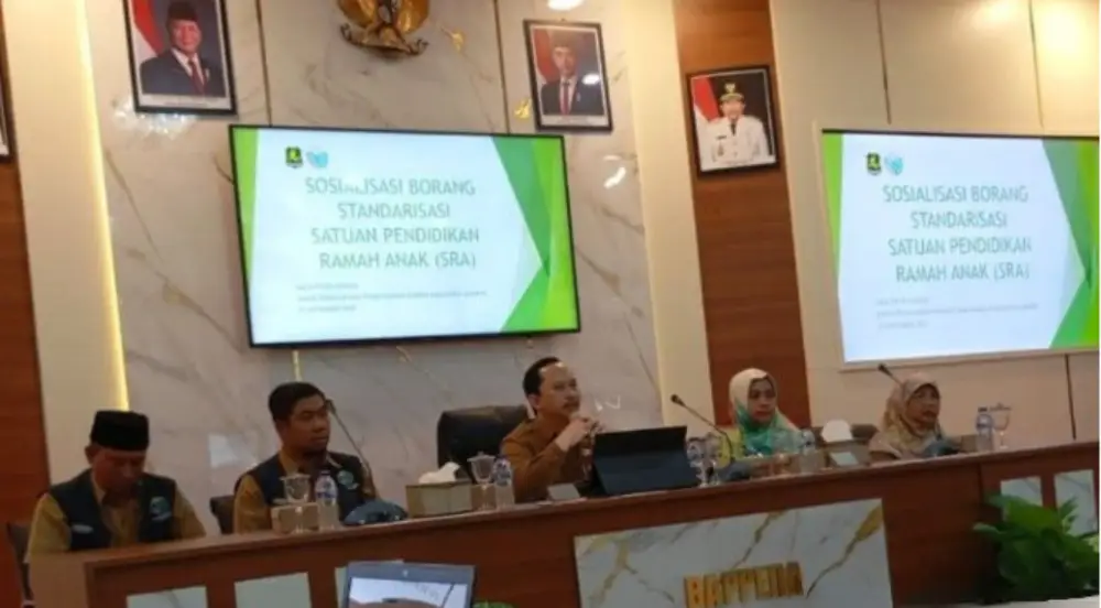 Suasana sosialisasi Standarisasi Satuan Pendidikan Ramah Anak (SRA) 2025 yang digelar Bappeda Sumenep di Ruang Rapat Potre Koneng, diikuti puluhan perwakilan sekolah dari berbagai jenjang pendidikan.