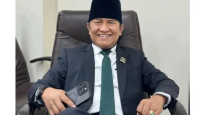 Anggota Komisi III DPRD Sumenep, Akhmadi Yasid, memberikan keterangan pers terkait dugaan kuncian dalam lelang tiga proyek senilai Rp 3,3 miliar di Sumenep.