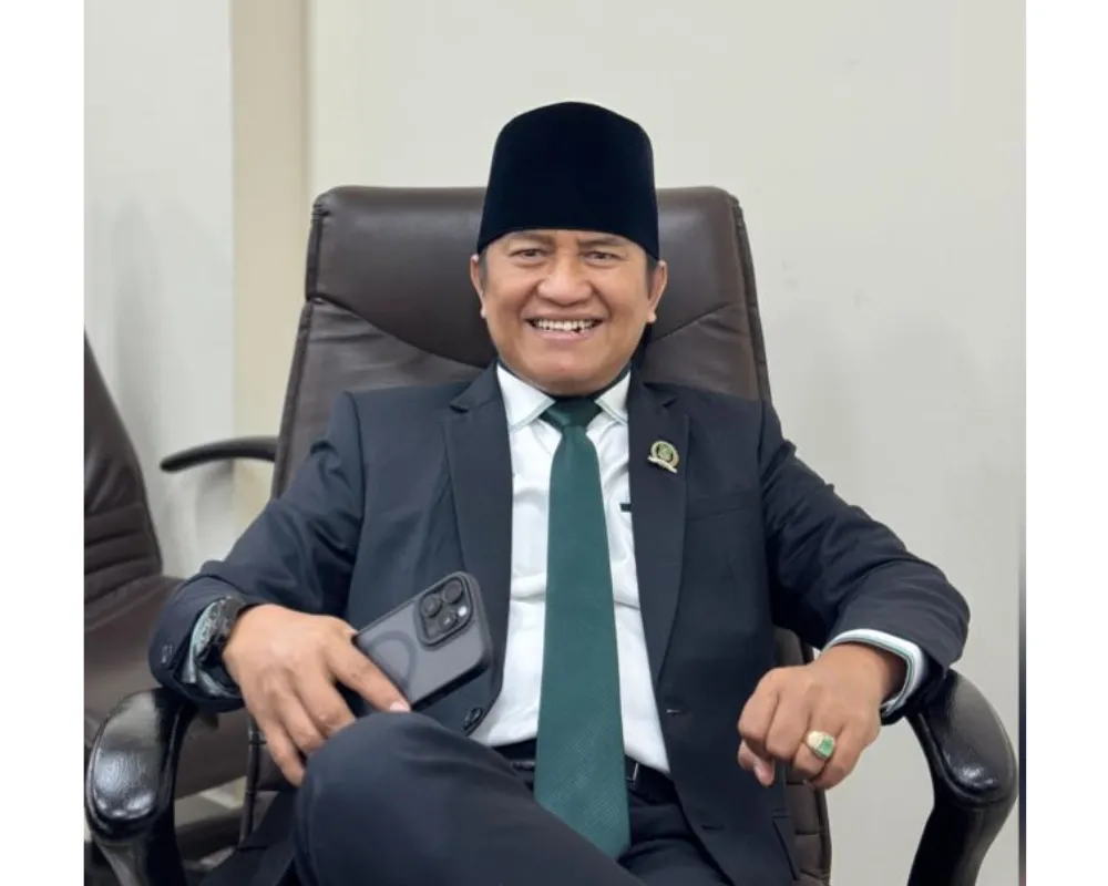 Anggota Komisi III DPRD Sumenep, Akhmadi Yasid, memberikan keterangan pers terkait dugaan kuncian dalam lelang tiga proyek senilai Rp 3,3 miliar di Sumenep.